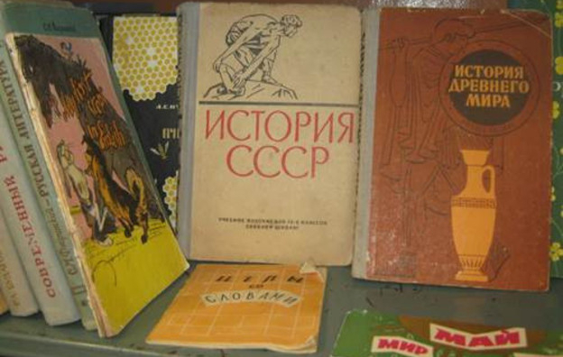 Выставка школьных учебников 19-21 века
