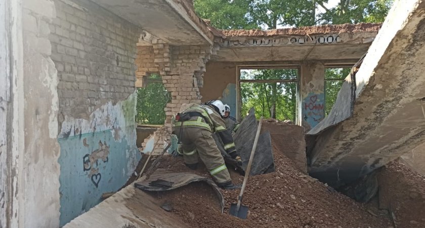 В Котельниче обрушились перекрытия бывшей школы: под завалами ребенок