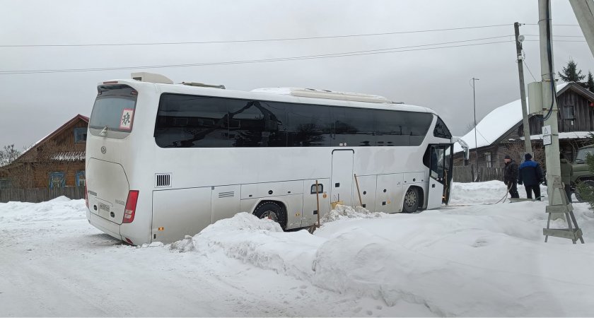 У Слободского туристический автобус застрял в снегу, заблокировав дорогу к домам жителей