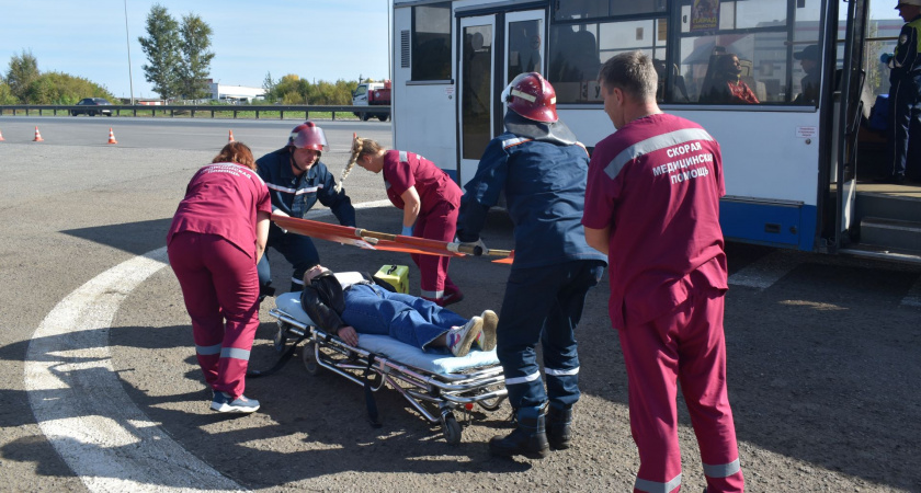 Начало учений: 41 пострадавший и шесть погибших в ДТП с грузовиком в Кирове