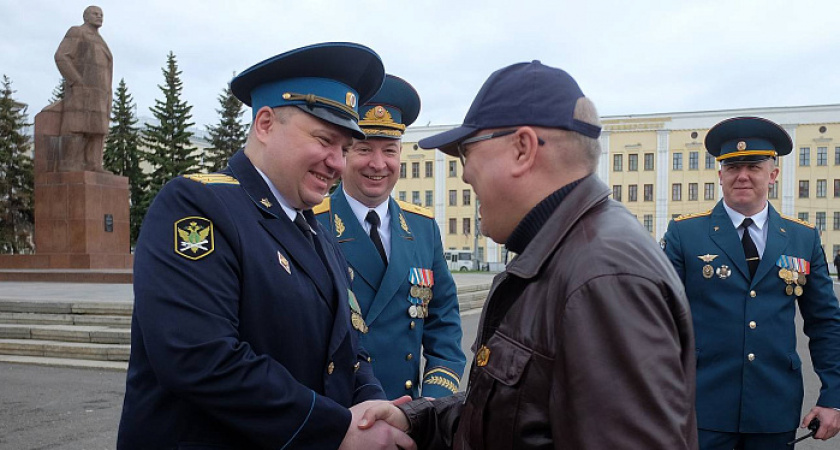 Губернатор Кировской области вручил пожарным ключи от новой спецтехники