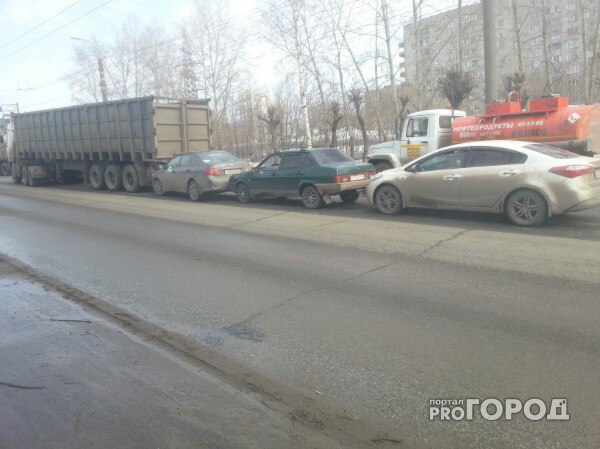 Массовое ДТП в Кирове: на Луганской столкнулись фура и три легковушки