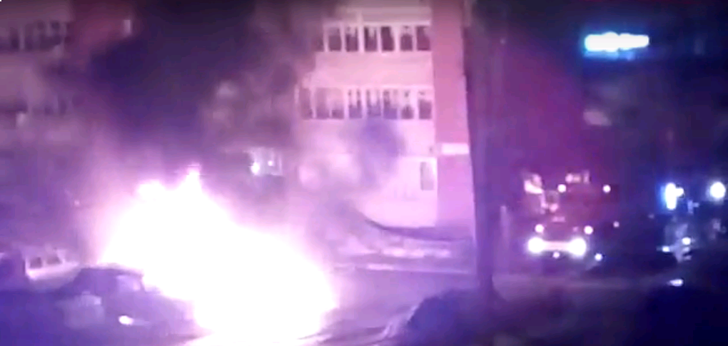 Ночью в Кирове во дворе дома сгорели четыре машины