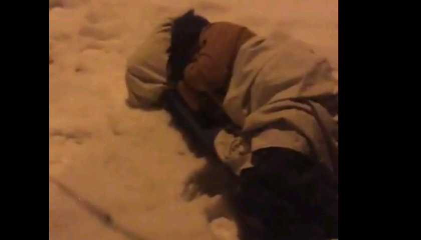 В Кирове мужчина с подушкой и одеялом уснул прямо во дворе