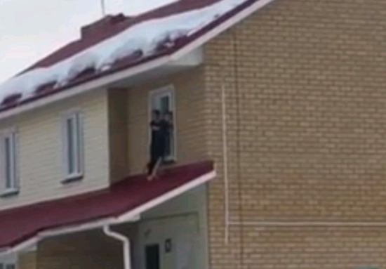 Прохожие сняли босых детей, запертых на козырьке дома в Кирове