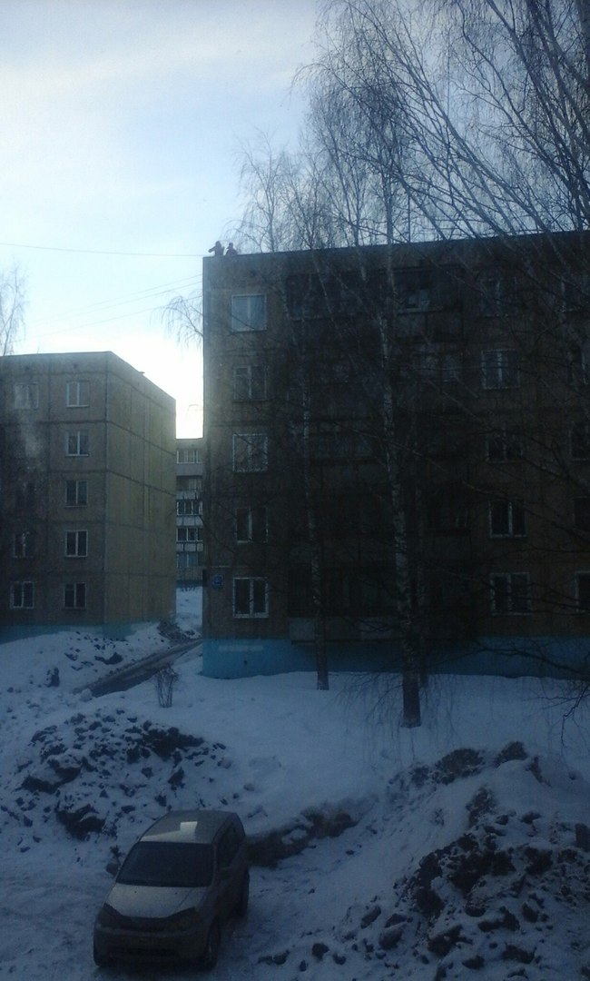 В Кирове по краю крыши дома бегали дети