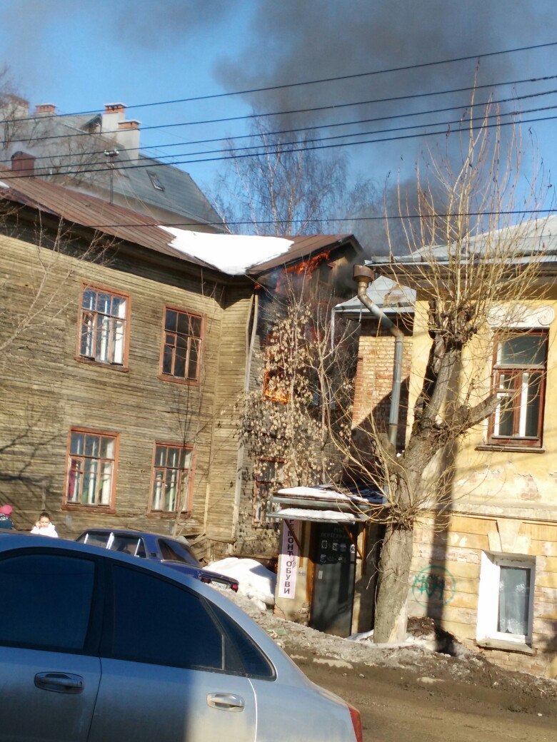 В центре Кирова горит двухэтажный дом