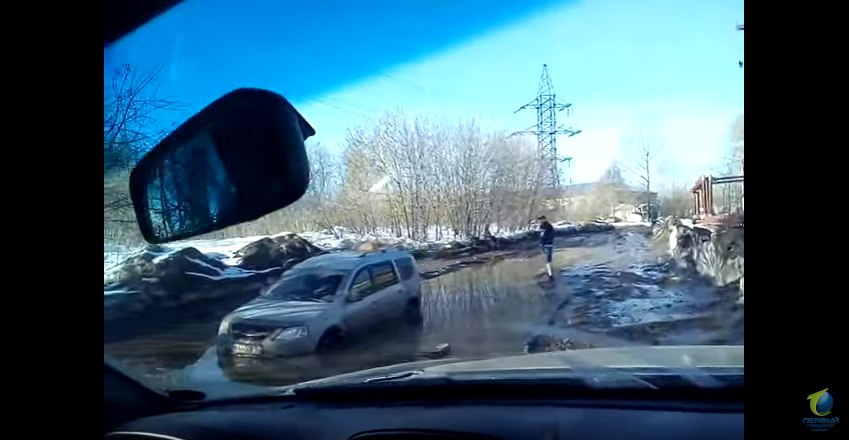 В Кирове авто застряло в луже: водитель несколько часов ждал помощи