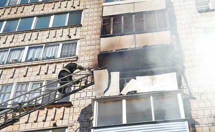 На Ленина загорелся балкон многоэтажки: появилось видео с места пожара