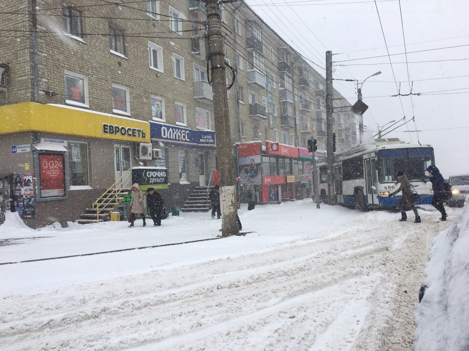 В Кирове из-за непогоды троллейбус вынесло на тротуар