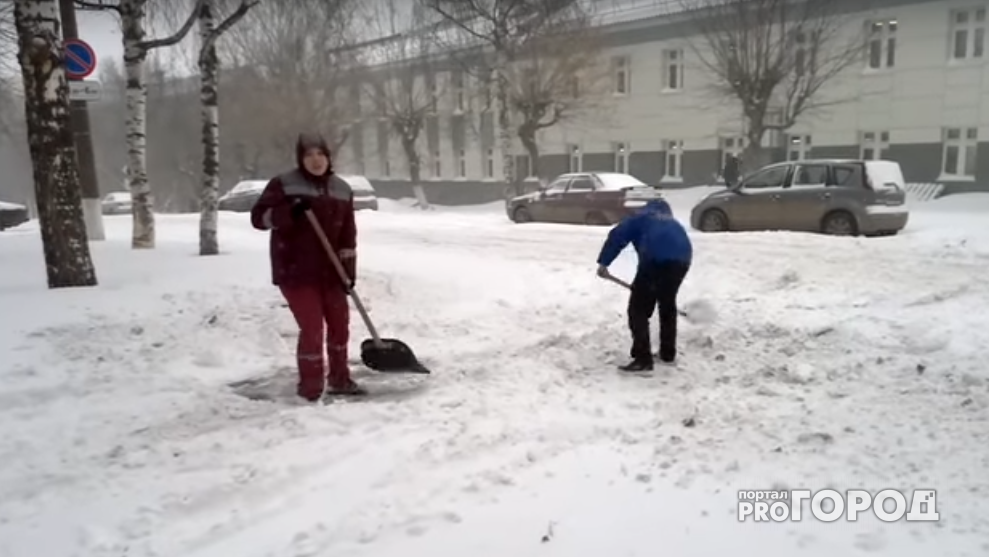 В Кирове сотрудники скорой помощи сами чистили дорогу, чтобы проехать