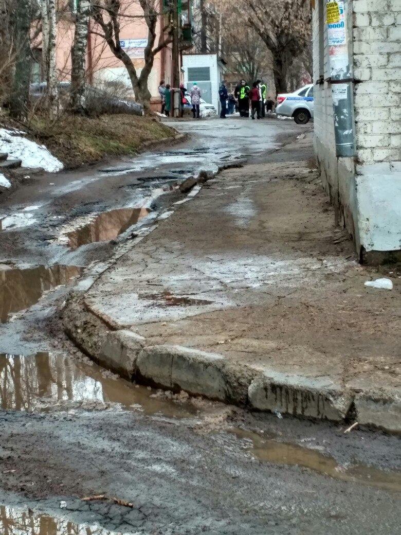 В центре Кирова полицейские оцепили территорию детского сада