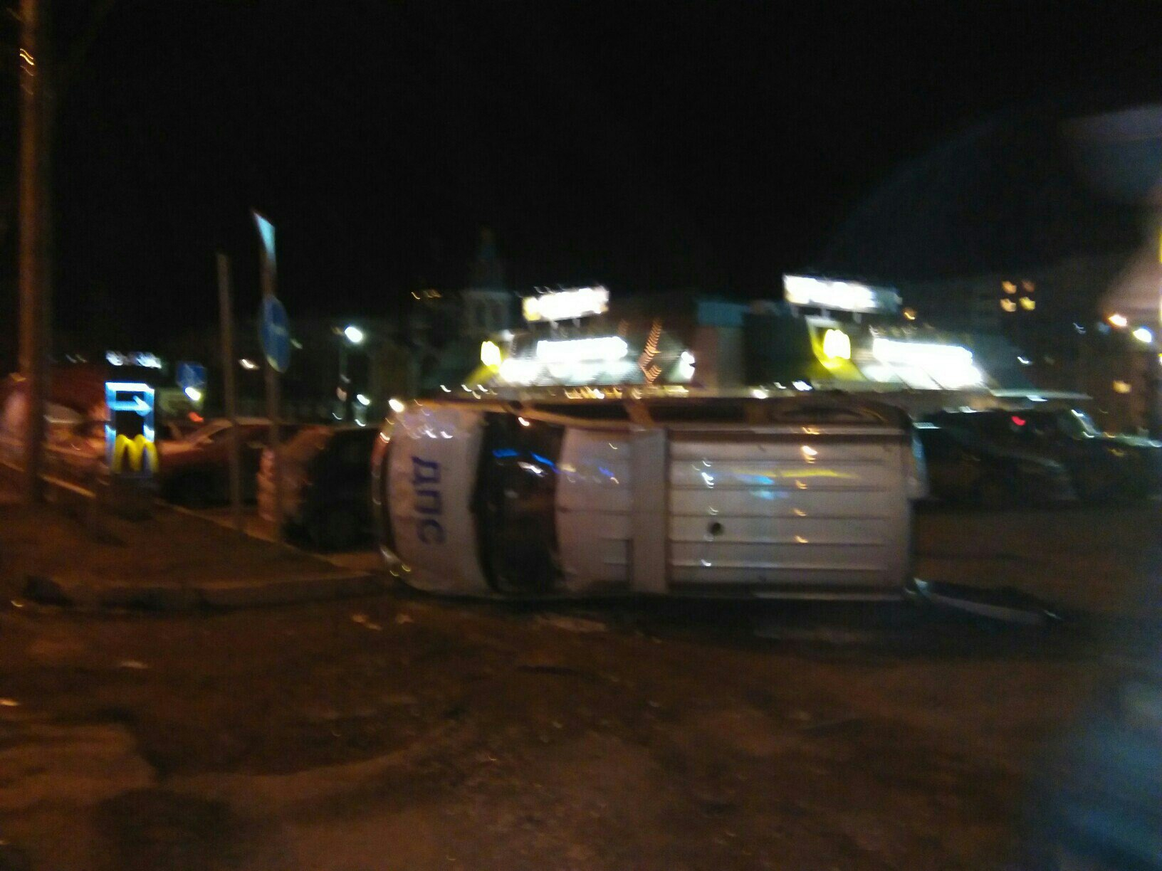 В Кирове на центральной улице перевернулась машина ДПС