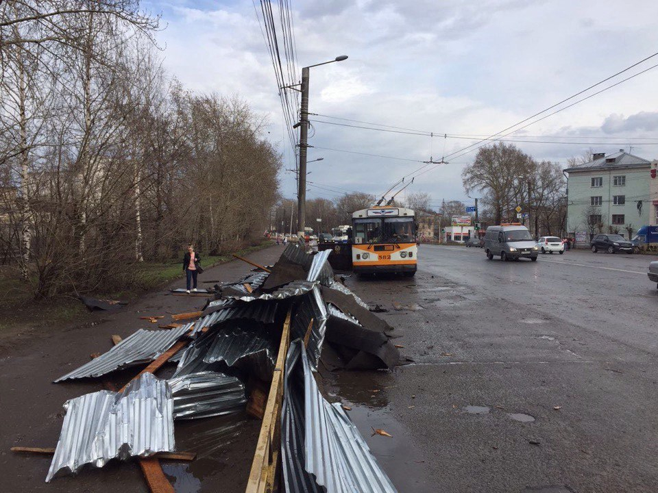 Ураган в Кирове: упавшие дорожные знаки, сорванные крыши и улетевший забор