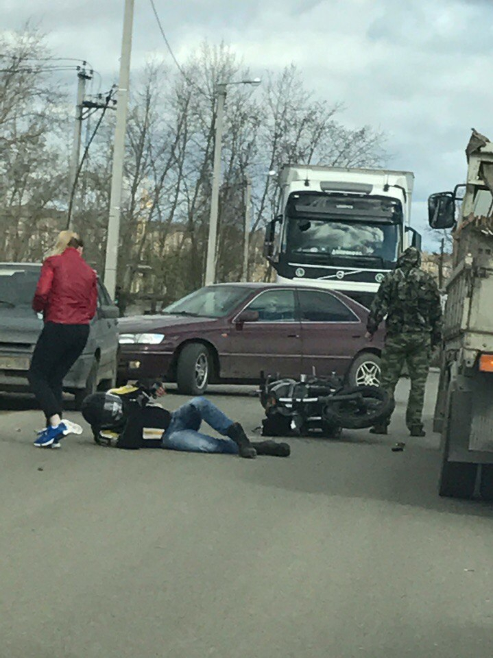 В Кирове ВАЗ сбил мотоциклиста: от удара байкера откинуло еще на две машины