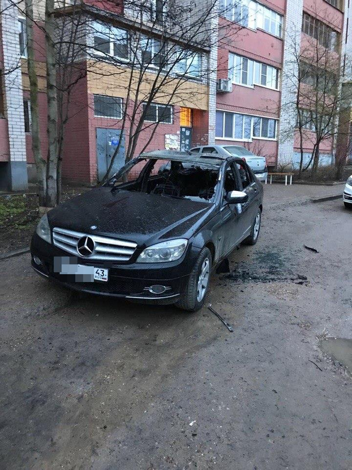 В Кирове сгорел "Mercedes-Benz C 200": владелец уверен, что авто подожгли