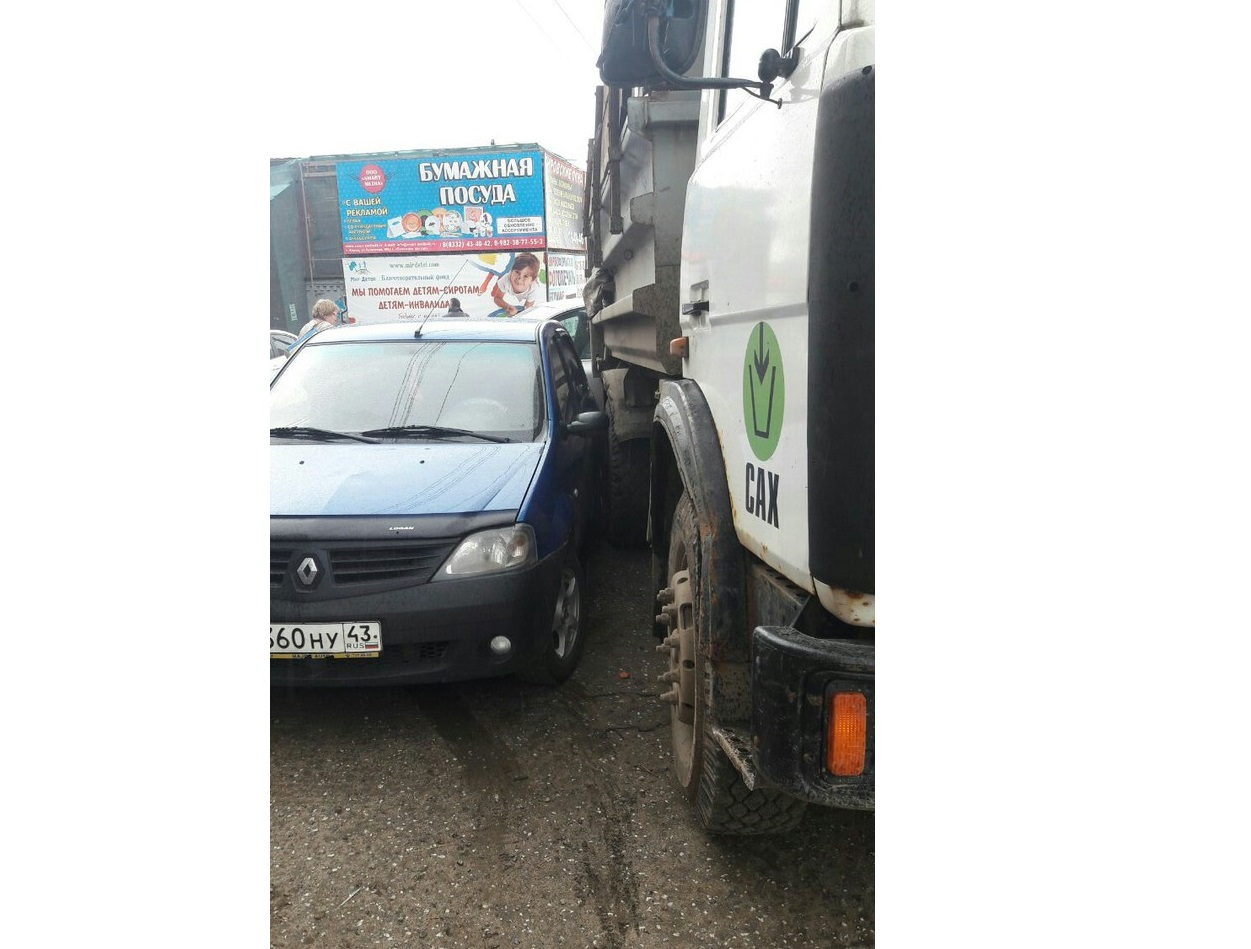 В Кирове грузовик «САХ» без водителя въехал в припаркованную иномарку