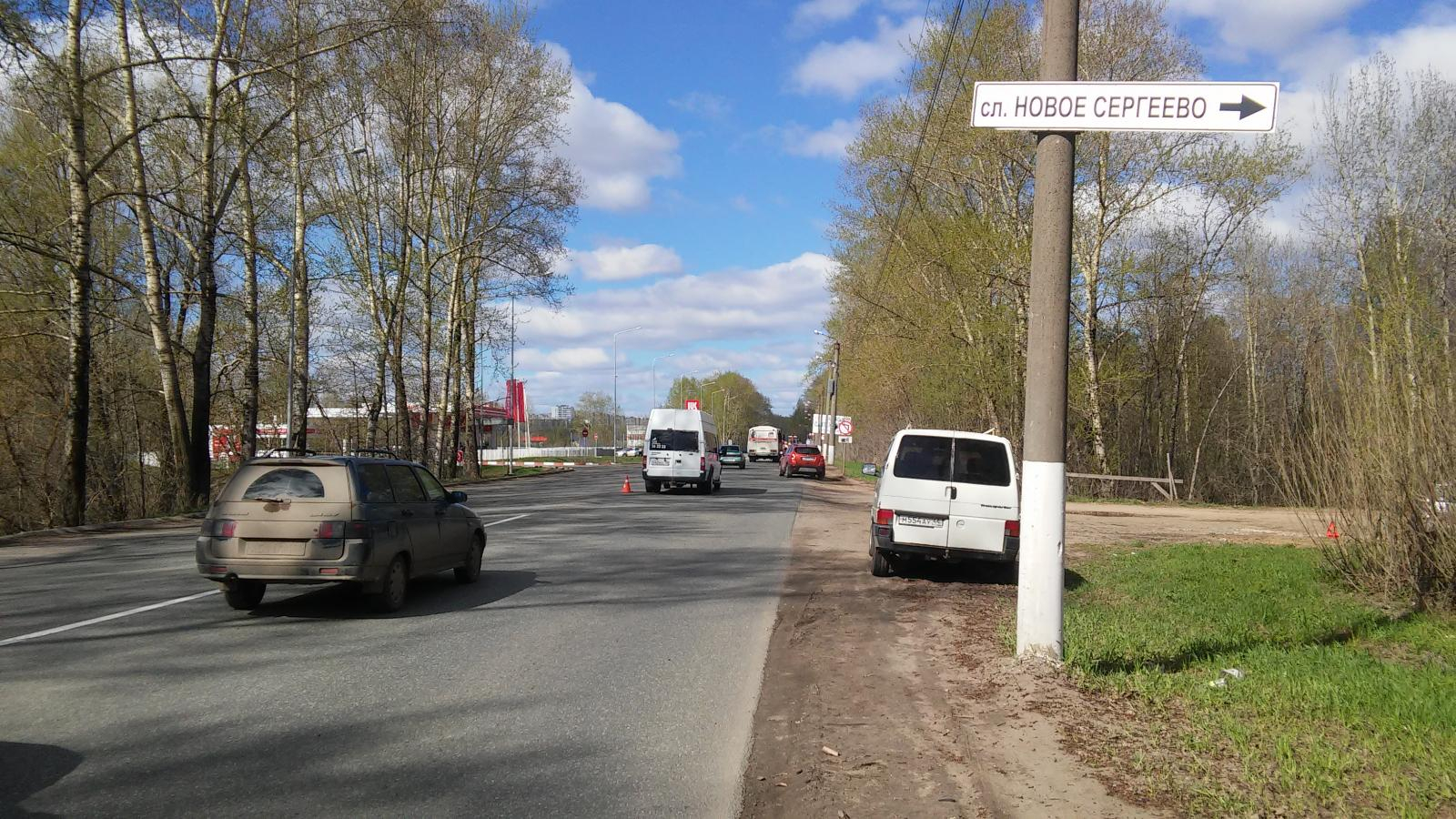 В Кирове водитель иномарки не пропустил авто скорой и врезался в него