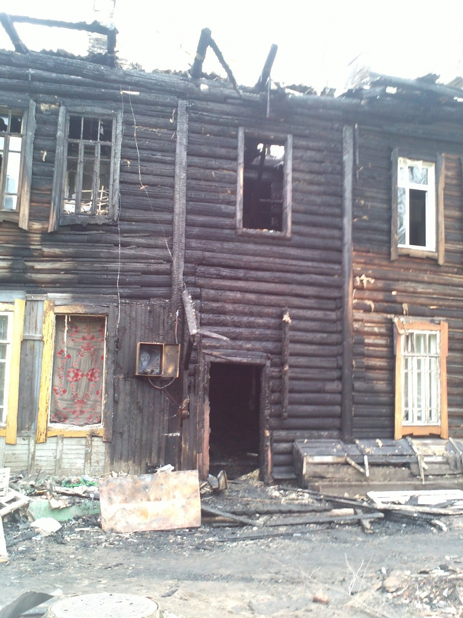 Пожар в двухэтажном доме в Кирове: 10 семей остались без крыши над головой