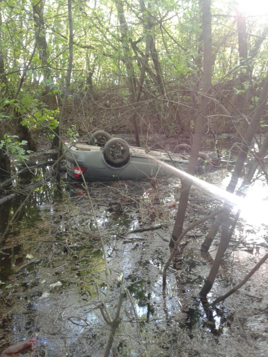 В Кировской области автомобиль съехал в реку: пострадали два человека