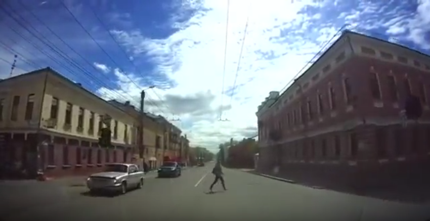 В сети появилось видео, как в центре Кирова машина сбивает девушку