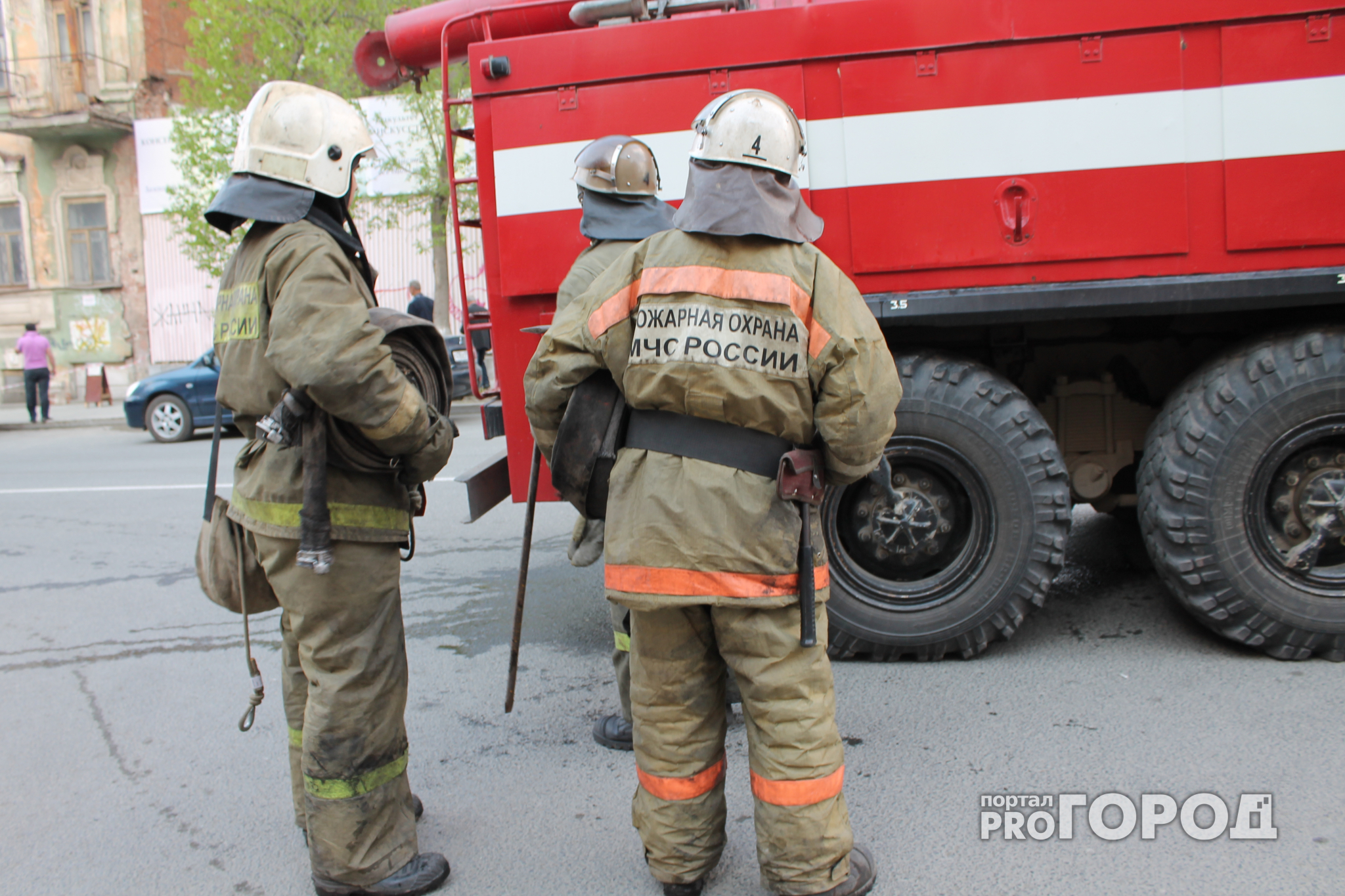 В Кирове спасатели вынесли из горящего дома двух младенцев
