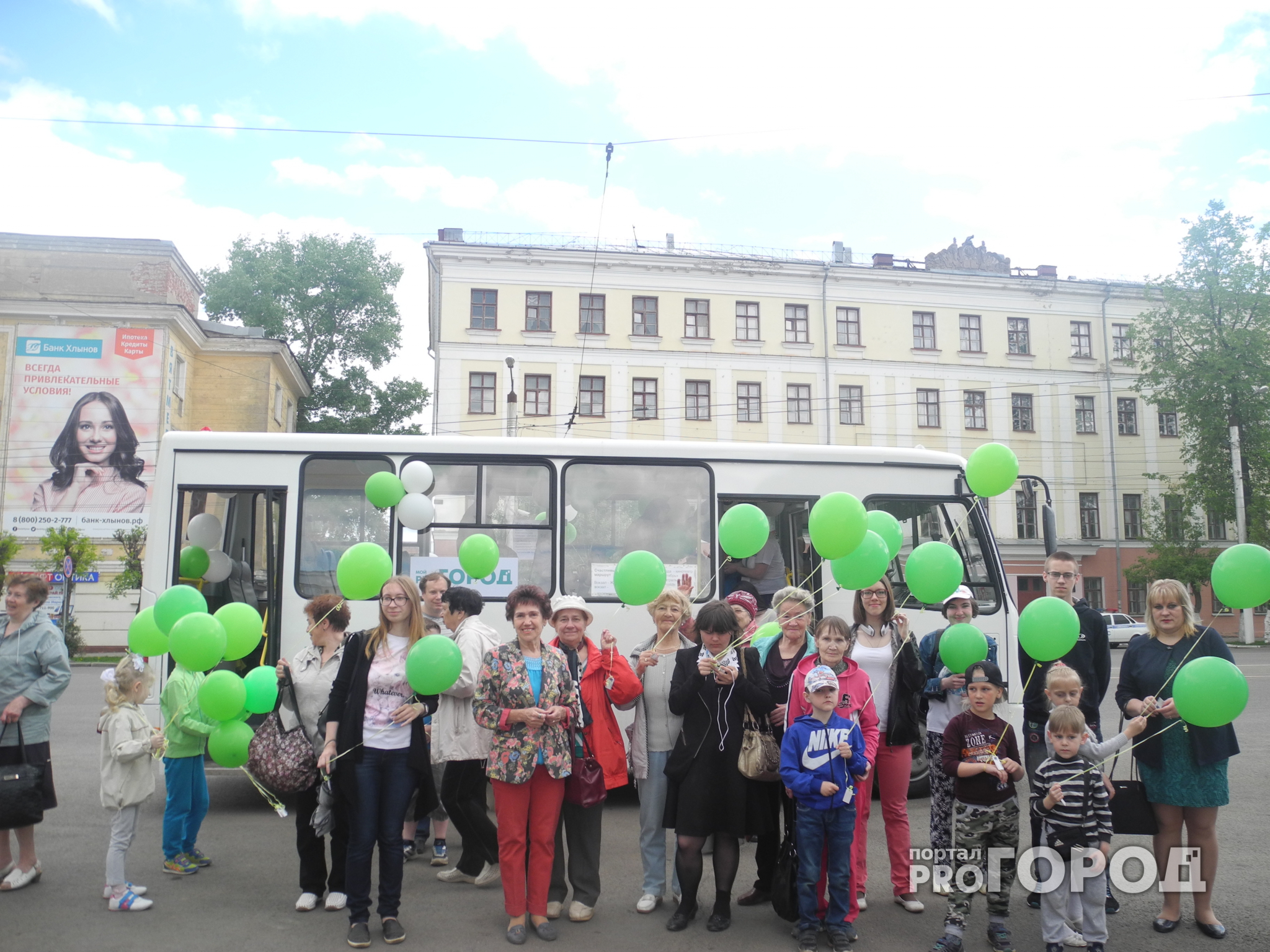 День города: кировчане бесплатно прокатились в автобусе желаний