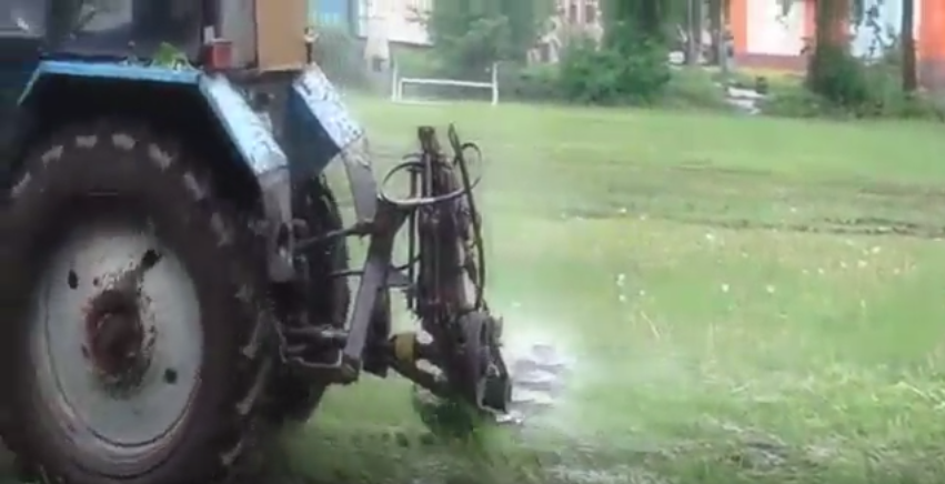 В Лянгасово трактор превратил футбольное поле в пашню