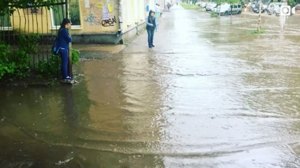 Последствия сильного дождя в Кирове: реки на дорогах и водопады на набережной