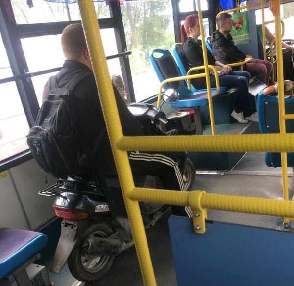 В Кирове парень на скутере проехал в автобусе