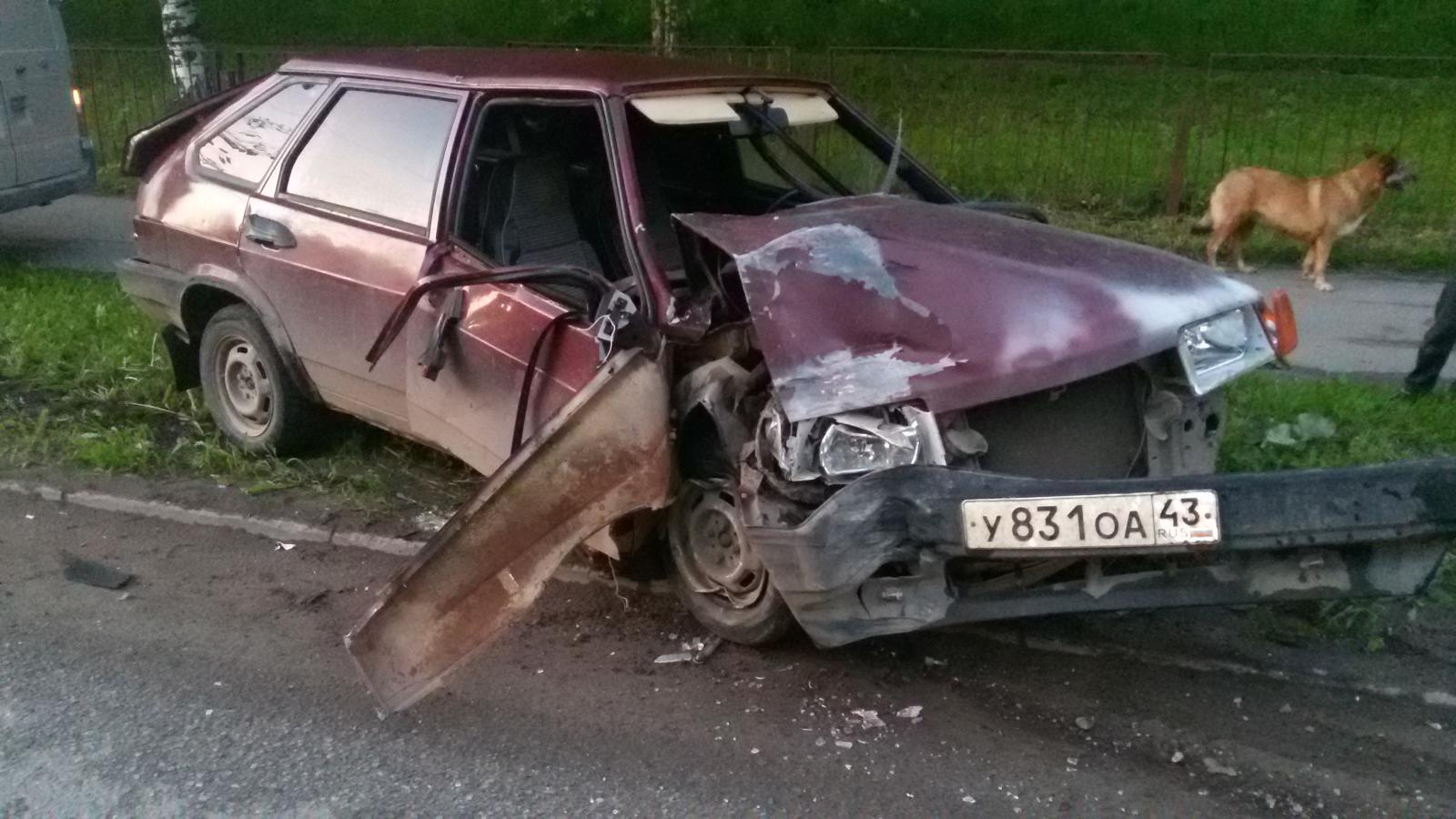 ДТП на улице Попова: от удара две машины откинуло на опоры ЛЭП