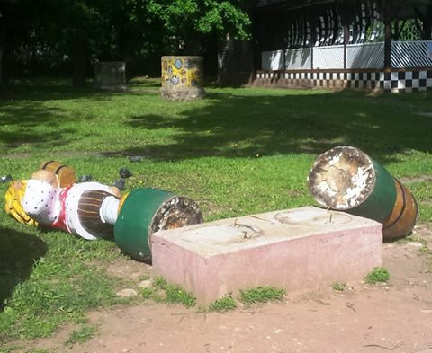 Вандалы снесли скульптуру квасовара в Александровском саду
