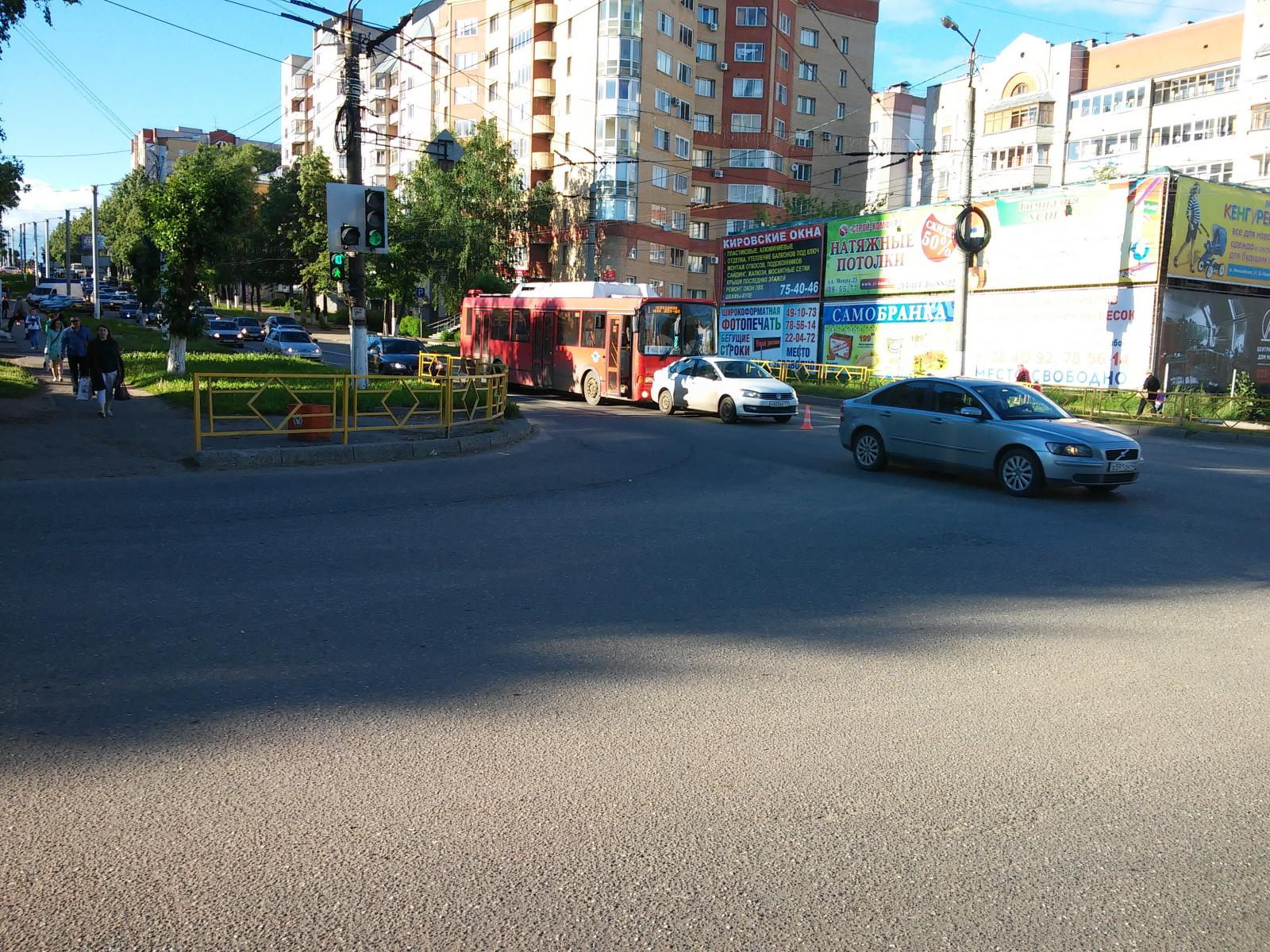 В Кирове автобус врезался в иномарку: пострадали три человека