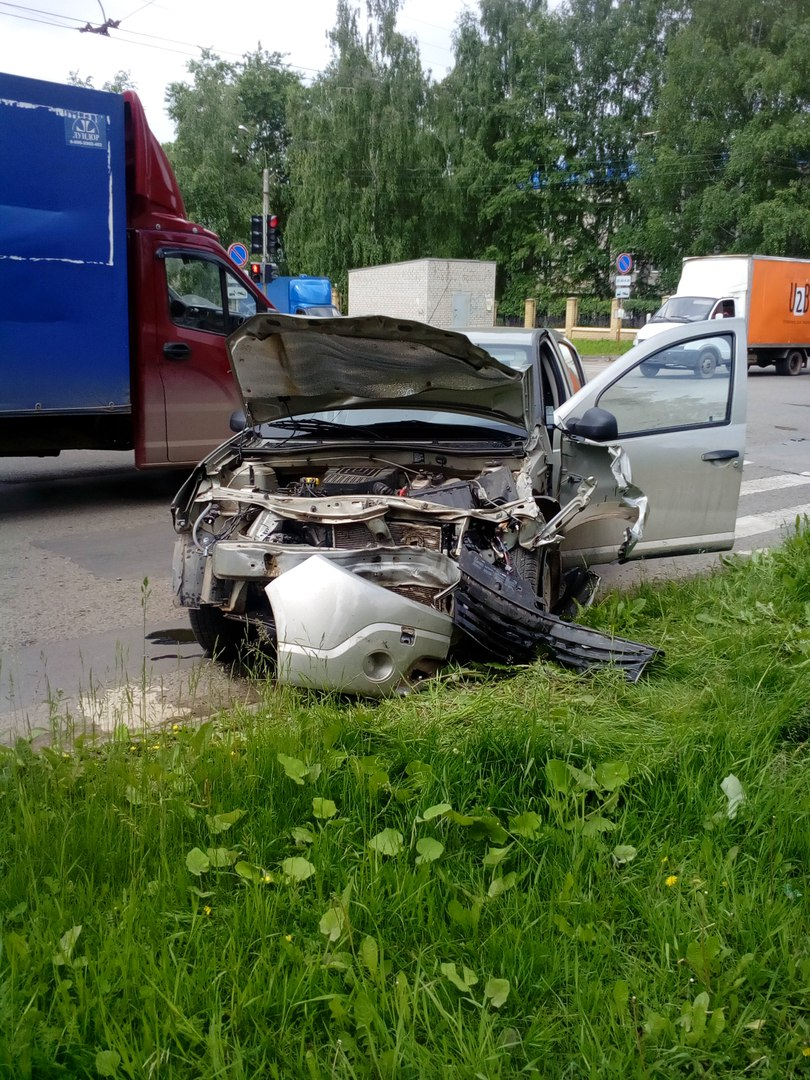 В Кирове на перекрестке с "непонятным" светофором произошло серьезное ДТП