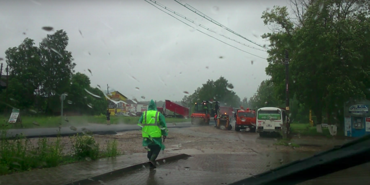На особо контролируемой дороге Киров-Русское укладывали асфальт в дождь