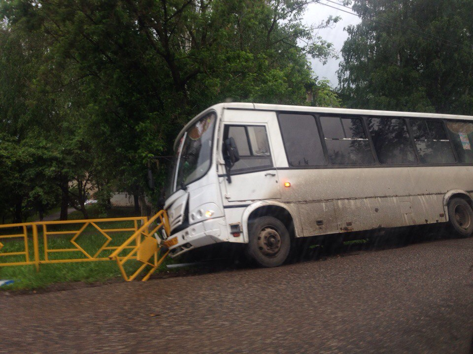 В Нововятске рейсовый автобус въехал в ограждение