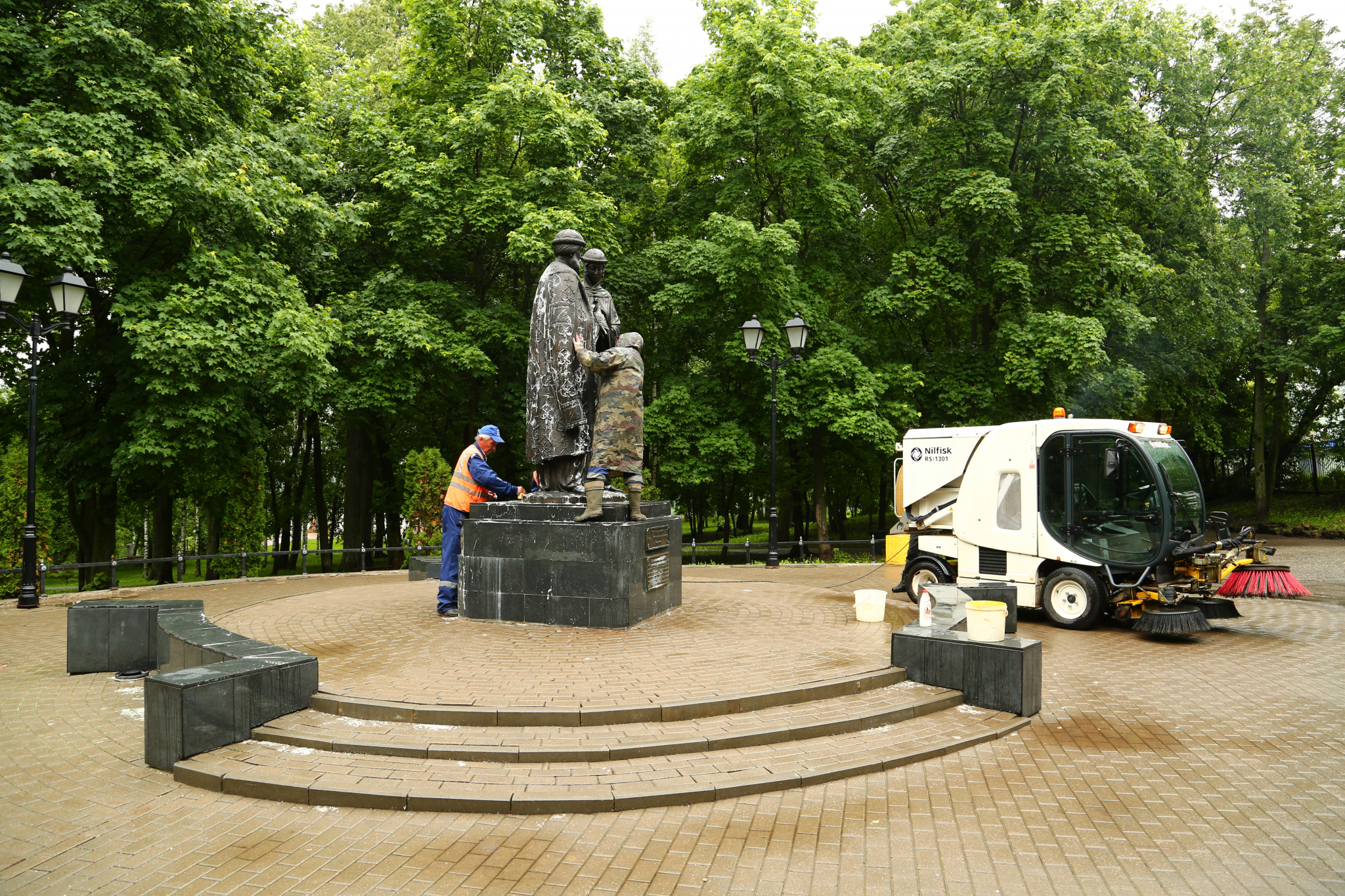 После дождя в Кирове вымыли памятник  Петру и Февронии
