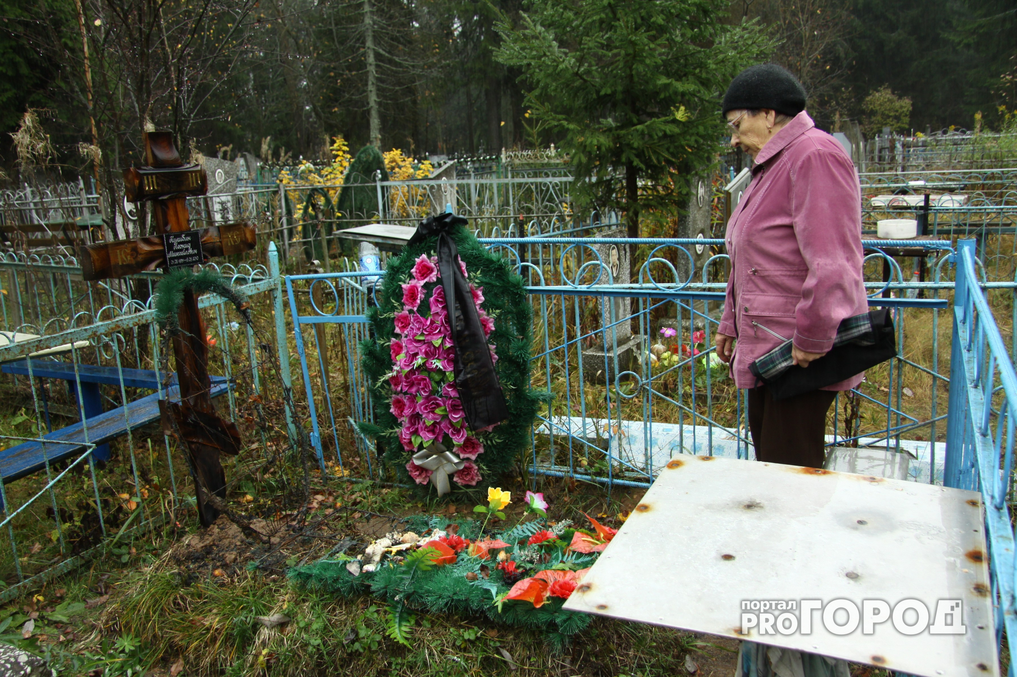 В Кировской области с могил воруют искусственные цветы