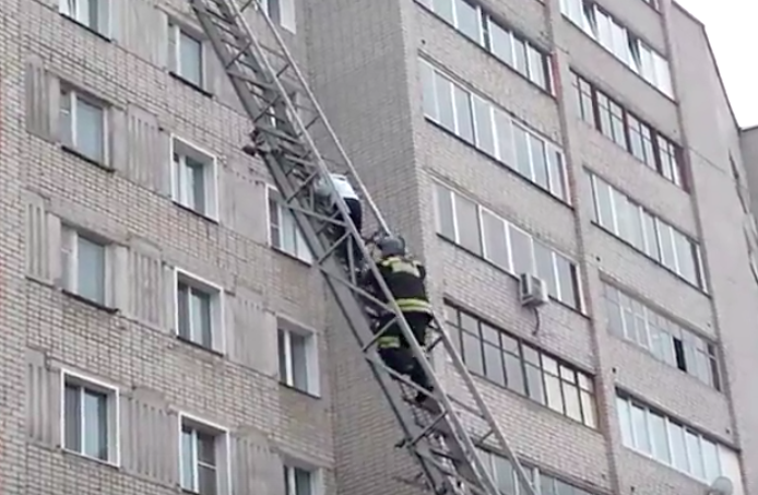 В Кирове с 9 этажа эвакуировали маму с ребенком