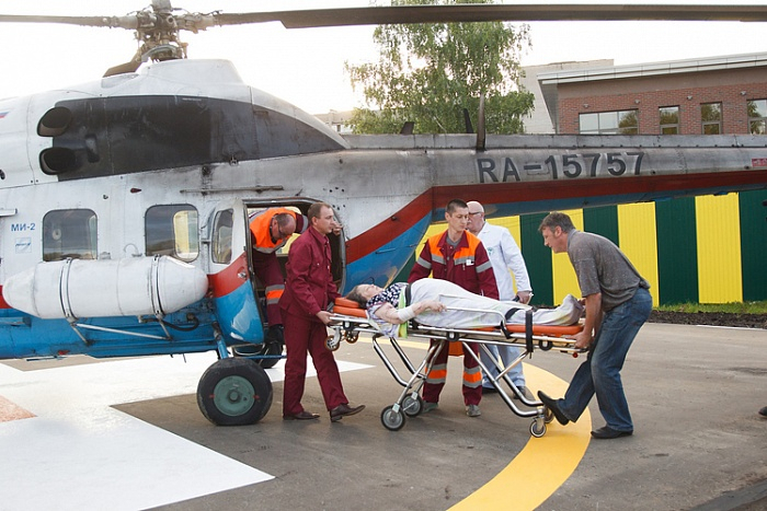 Видео: в центр травматологии в Кирове впервые доставили пациента на вертолете