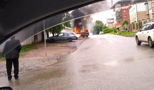 Видео: утром в элитном районе Кирова сгорела машина