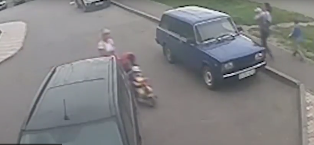 Мужчина напал на маму с ребенком из-за авто: на теле малыша зафиксированы ушибы