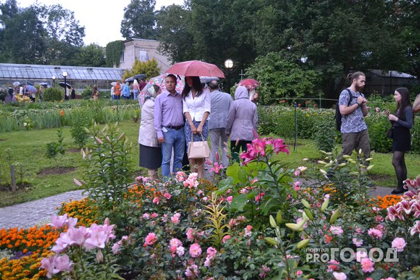 Сотни кировчан пришли на открытие ботанического сада