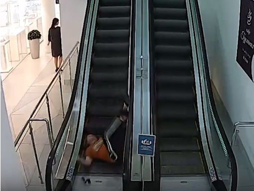Видео: в Кирове мужчина упал с эскалатора в торговом центре