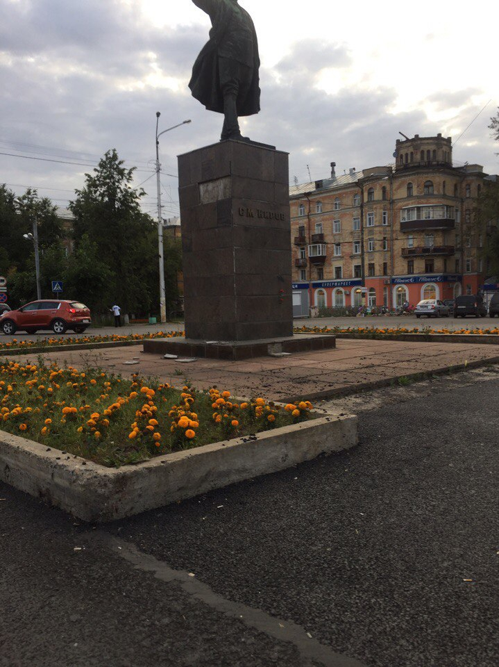 На площади Лепсе разваливается памятник Сергею Кирову