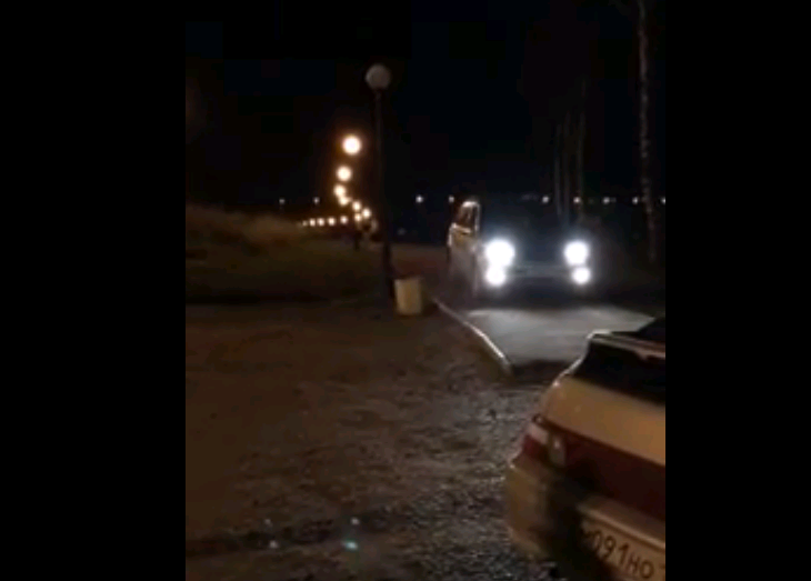 В Кирове два авто проехали прямо по нижней набережной