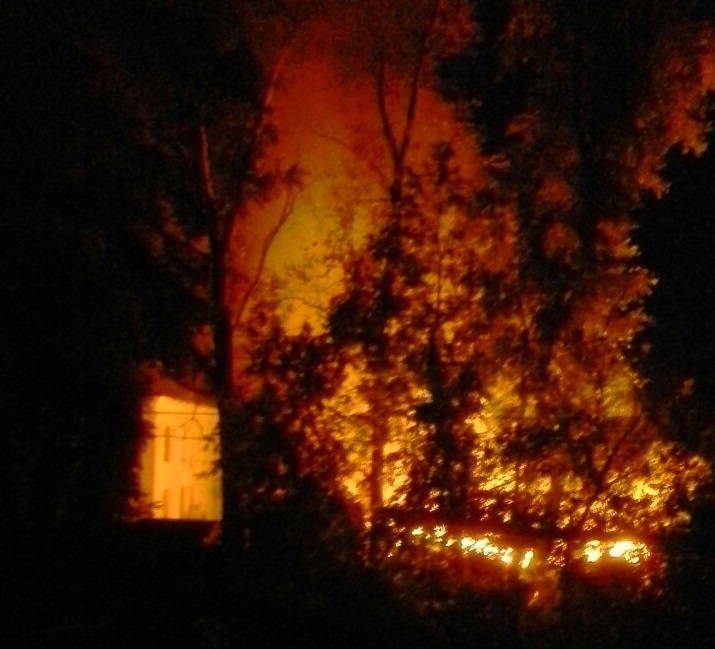 Ночью в Кирове горели дом, сараи и авто в гараже