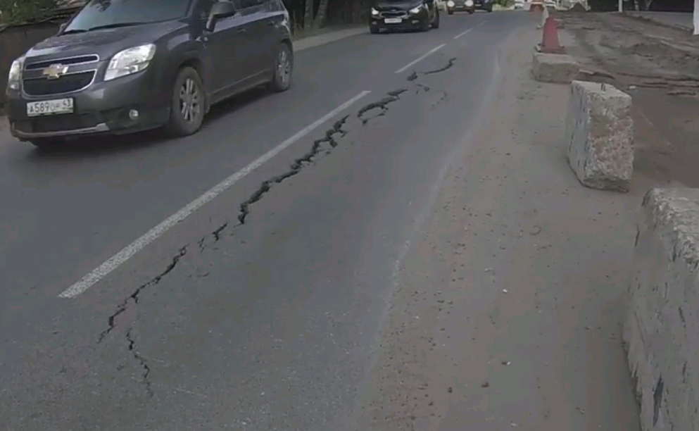 На новом асфальте на улице Ульяновской образовалась огромная трещина