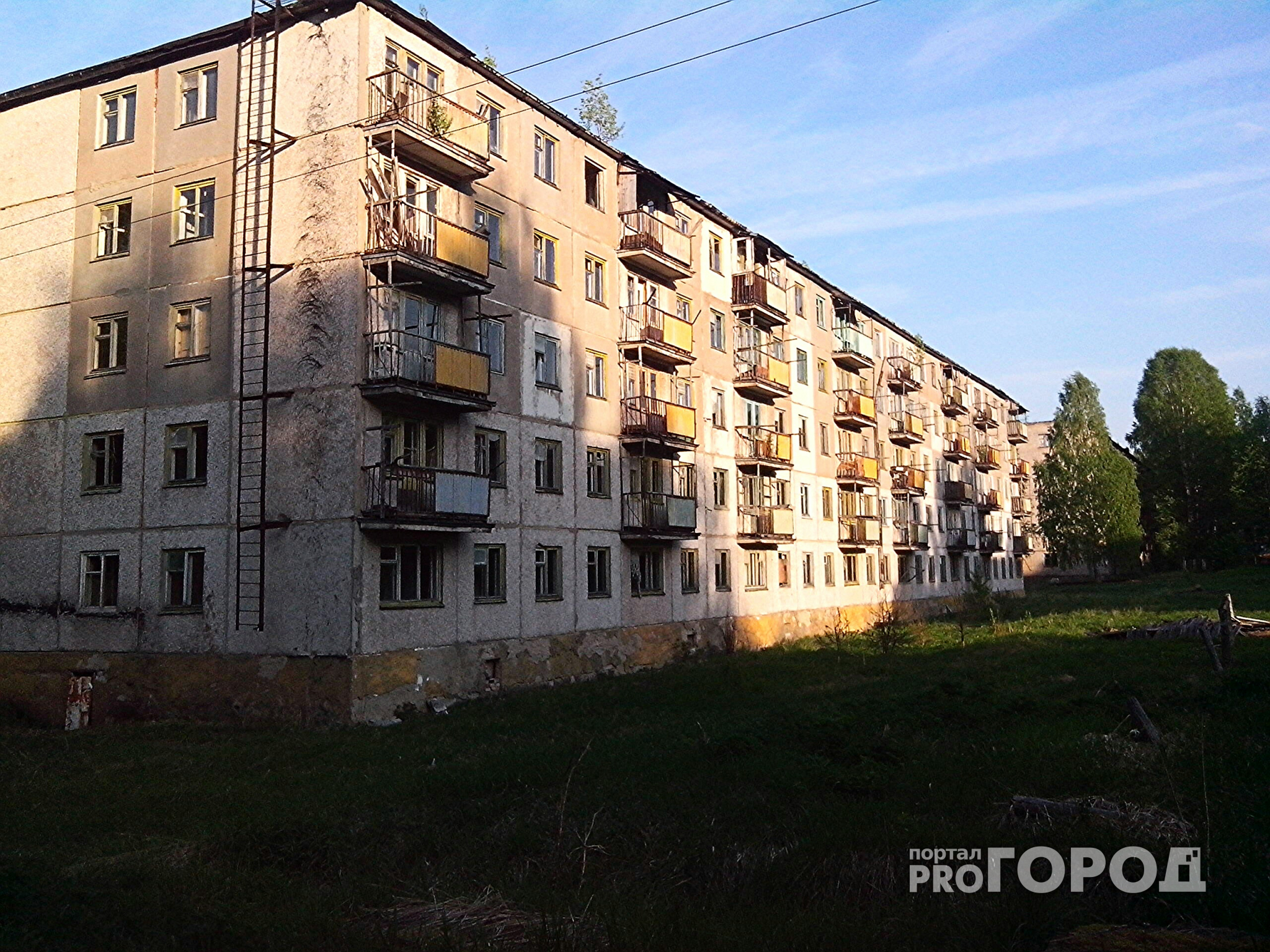 Репортаж из заброшенного города в Кировской области: "В ванной до сих пор висит постиранное белье"