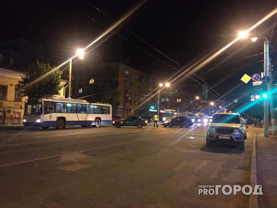 Очевидцы: "В Кирове полиция оцепила территорию здания ФСБ"